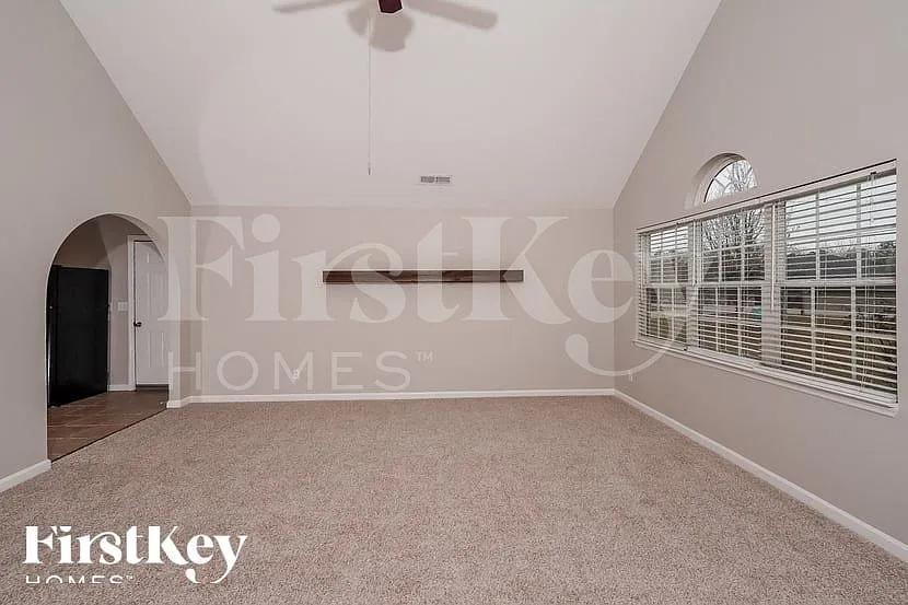 3 bed, 2.0 bath, 1426 sqft, $1,750 — Photo 2
