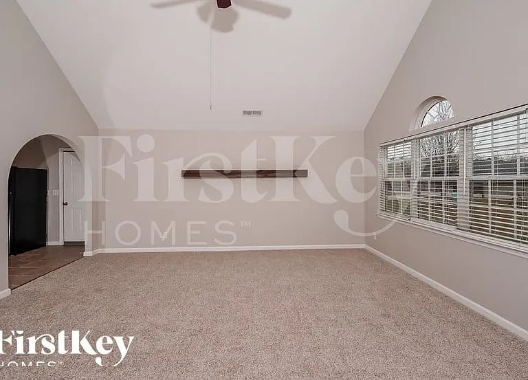 400 Crooked Creek Ln — Photo 2