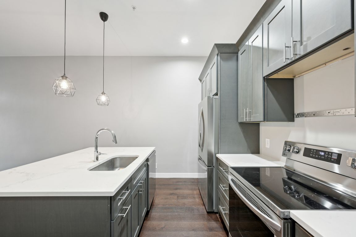 E 1st Ave 207-013.jpg