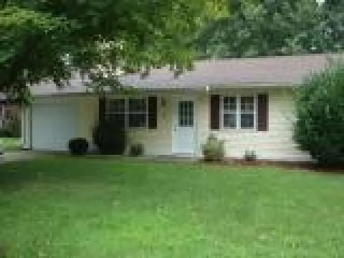 943 University Dr photo 1