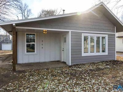 209 E Elm St, Harrisburg, SD, 57032