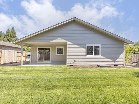 3rd image of 1037 SE Briannas Way