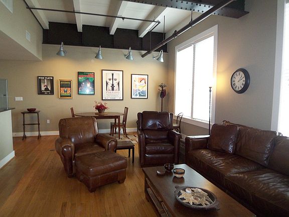 3rd image of 415 Kempner St Unit 4