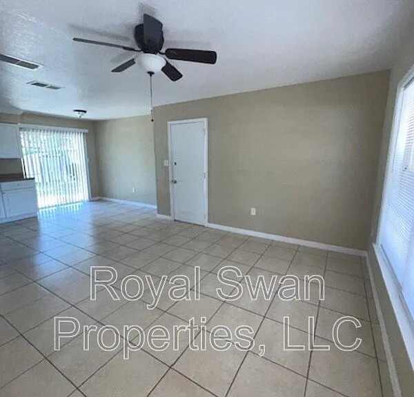 2806 Mineola Dr — Photo 3
