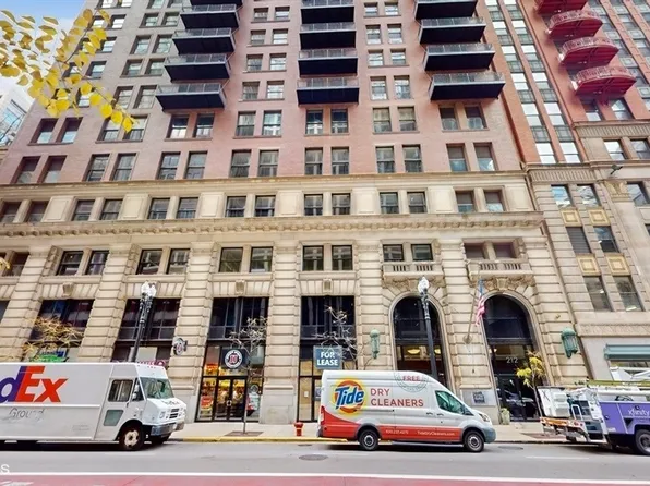 212 W Washington St APT 1107, Chicago, IL 60606