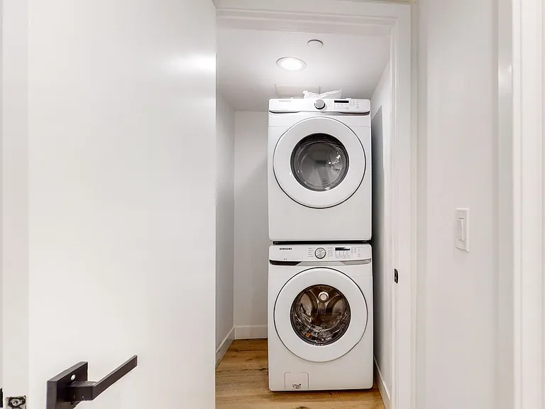 Top-Of-The-Line 4 Bed/4 Bath Townhomes With Parking! — Photo 7