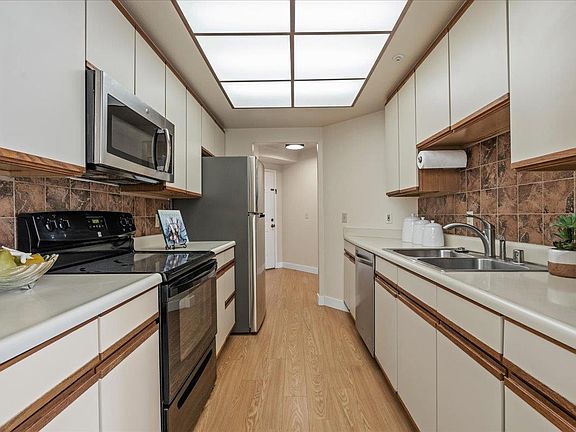 5th image of 2621 Willowbrook Ln Unit 104