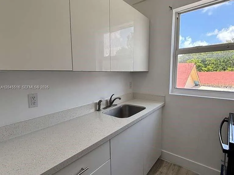 1051 NW 2nd St #10 — Photo 6