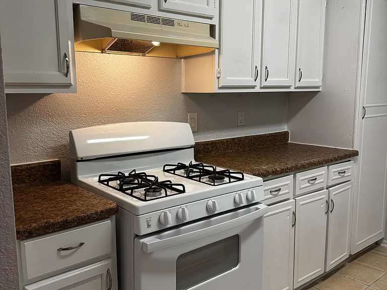 New Riviera Apartments — Photo 33