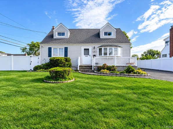 957 N Fulton Avenue, Lindenhurst, NY 11757