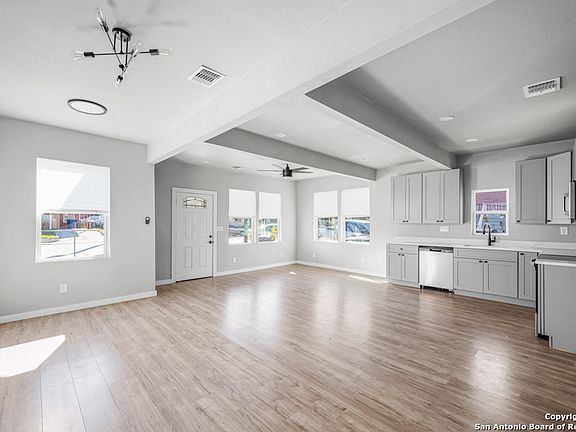 5th image of 635 W Theo Ave