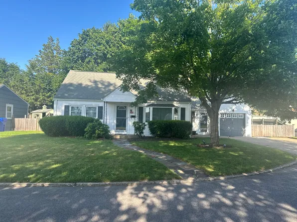 46 Windsor Ct, Pawtucket, RI 02861