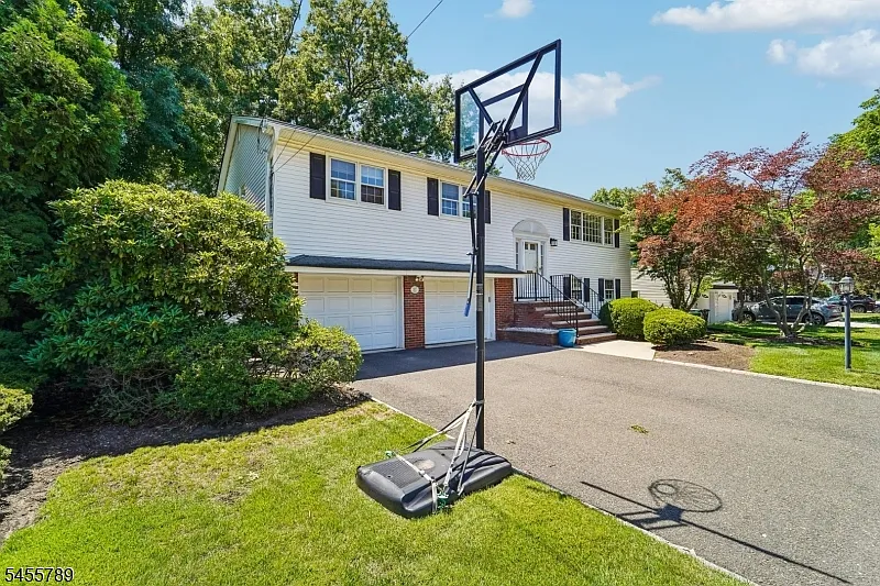 4 bed, 2.5 bath, 2184 sqft, $5,000 — Photo 2