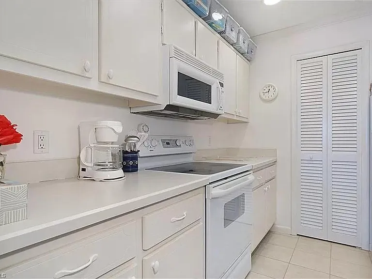 2100 Gulf Shore Blvd N #208 — Photo 8