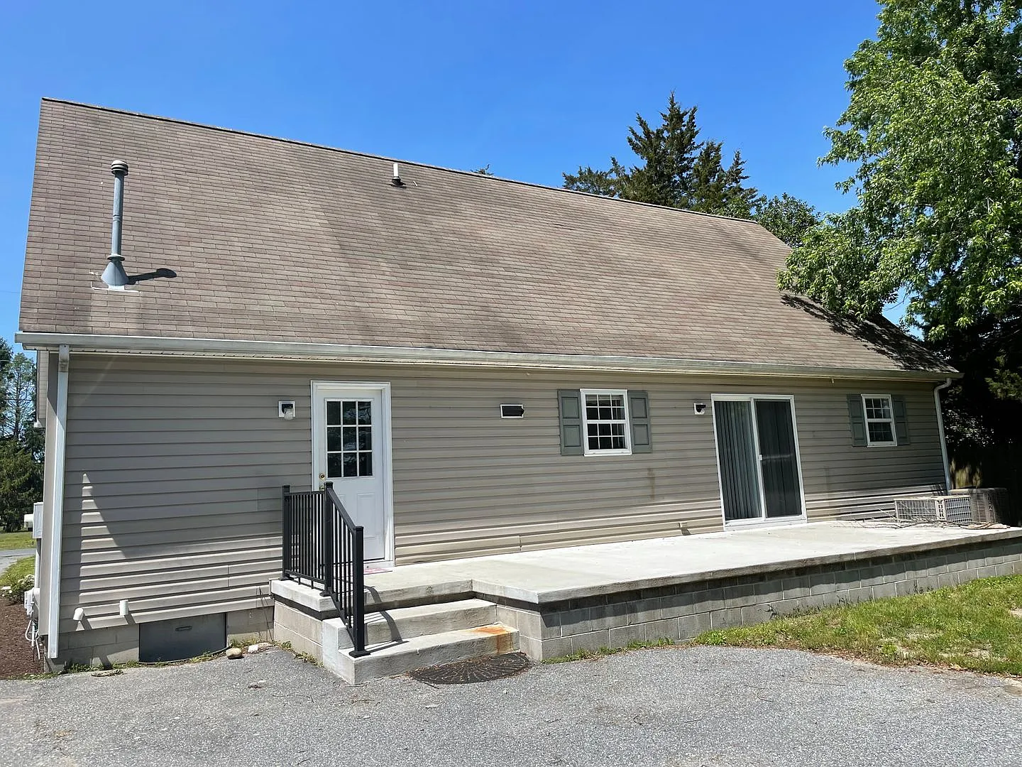 Spacious Four-Bedroom Home on a Quiet Street In Milton. — Photo 2