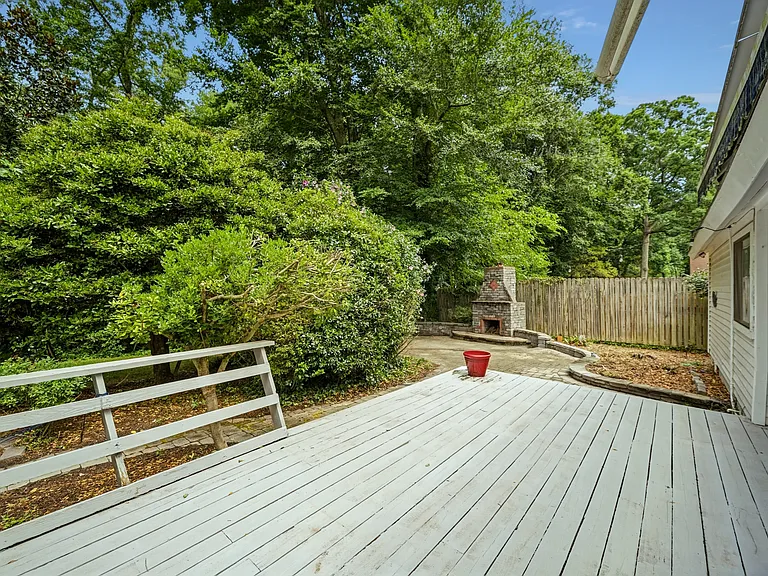 1044 Commodore Dr — Photo 36