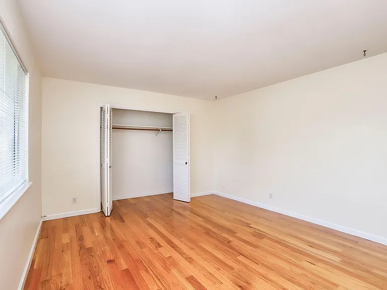 264 W Oakwood Blvd — Photo 15