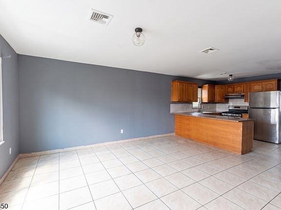 4th image of 363 Summer St #2