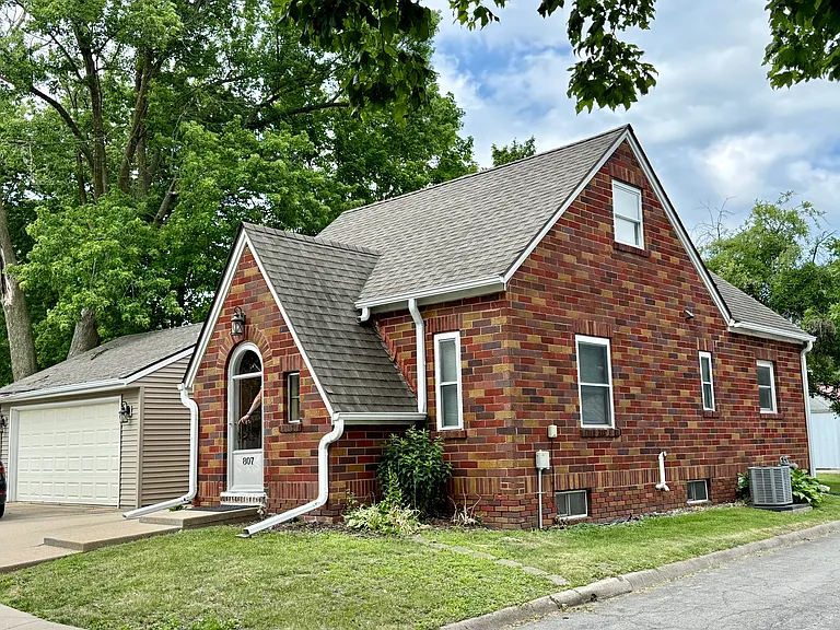 807 Hazel St — Photo 4