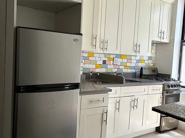 294 Willoughby Avenue image 1 of 6