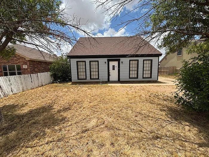 1318 E Pine Ave — Photo 1