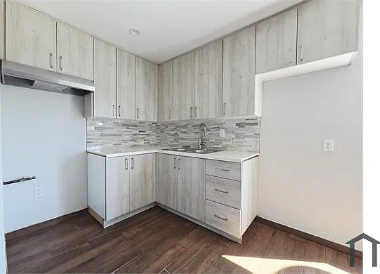 1108 W 110th St — Photo 2