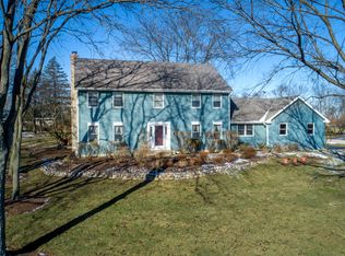 718 Beacon Dr, Lake Barrington, IL 60010