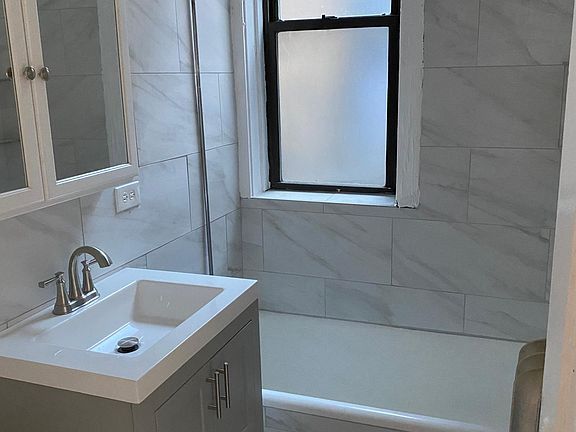 4th image of 1005 W Oakdale Ave #3