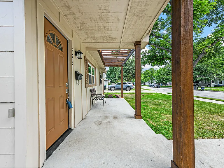 2717 Townsend Dr — Photo 32