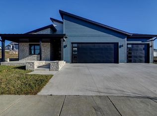 1104 Ballweg Ln, Waunakee, WI 53597