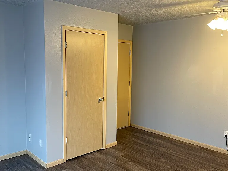 503 S Van Buren St #5 — Photo 6