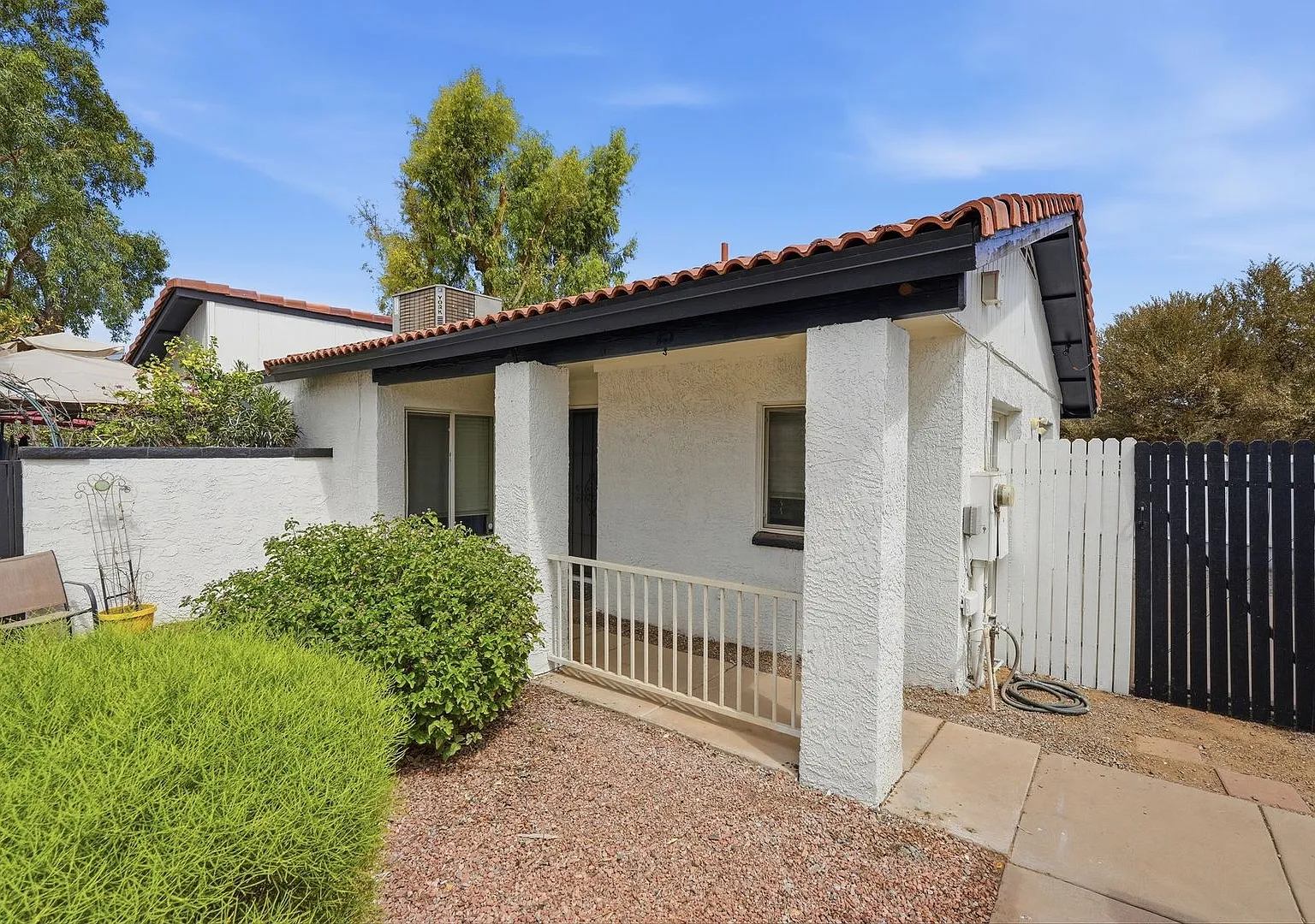 Beautiful townhome in North Phoenix central location — Photo 1