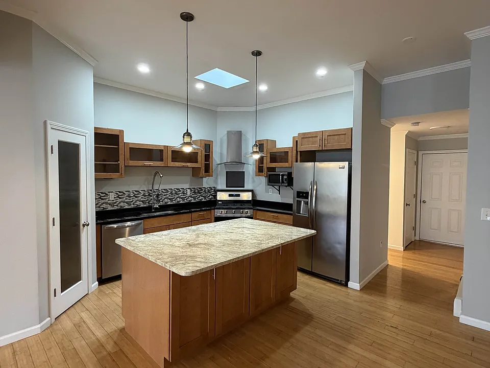 873 Farmington Ave #2