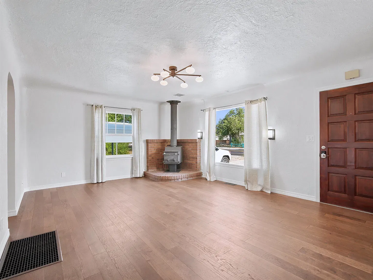 3 bed, 1979 sqft, $2,000 — Photo 3