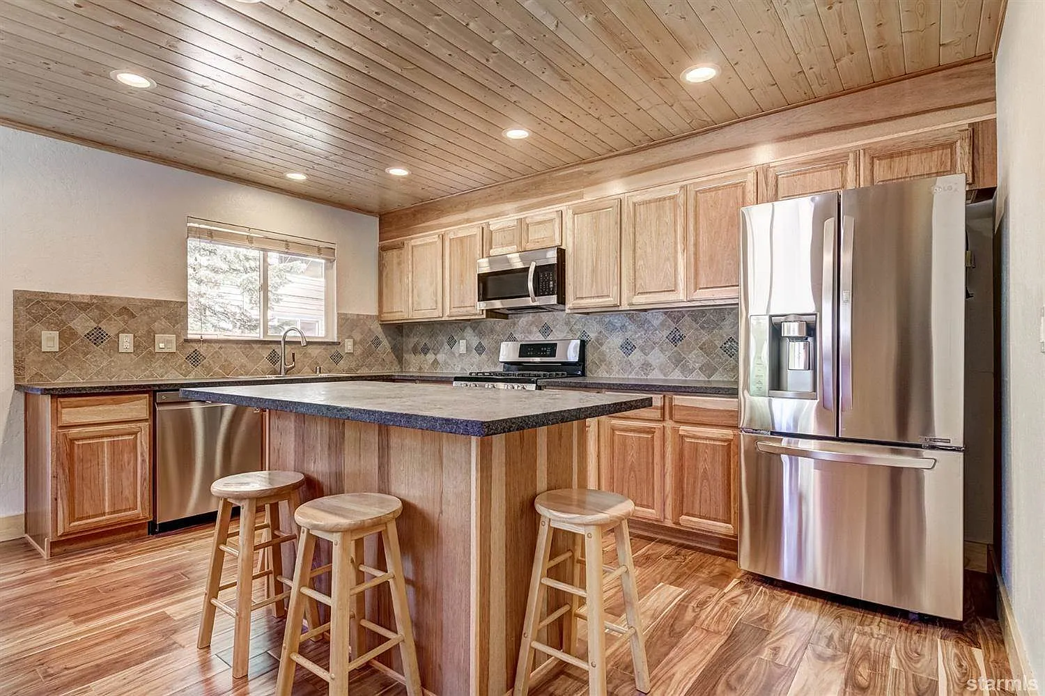 1611 Skyline Dr photo 1