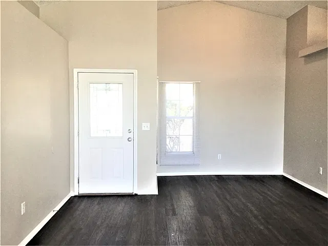3 bed, 2.0 bath, 1377 sqft, $2,300 — Photo 2