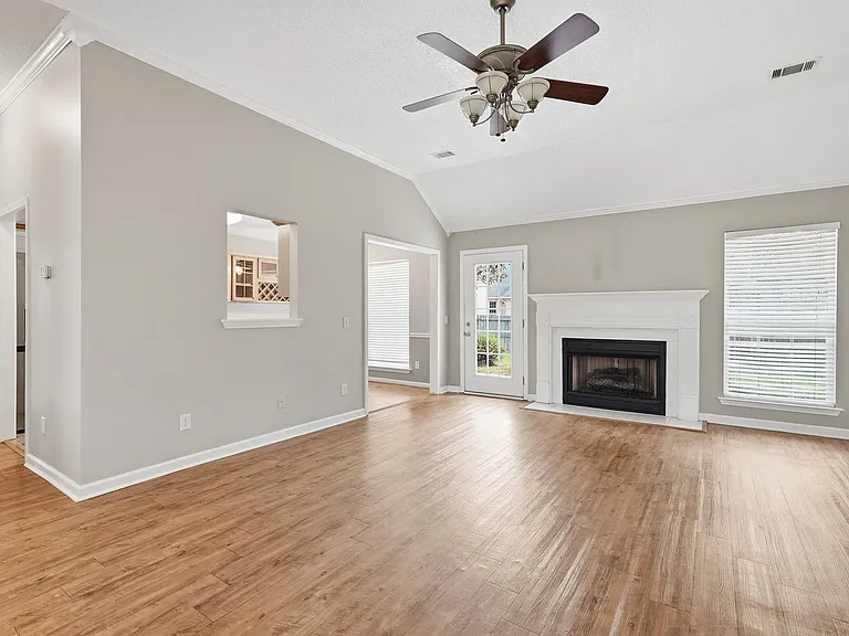124 Hall St — Photo 5