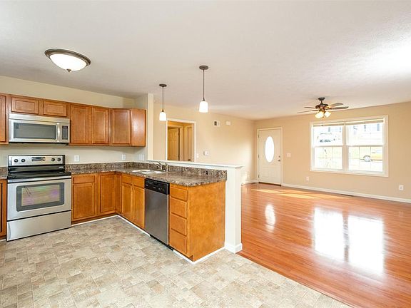 4th image of 121 Thoroughbred Cir