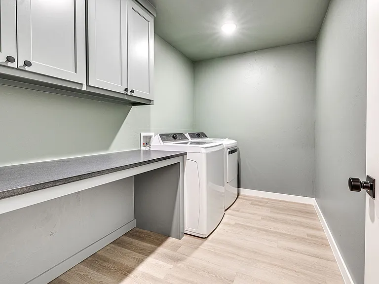 612 W 2nd St #100 — Photo 33