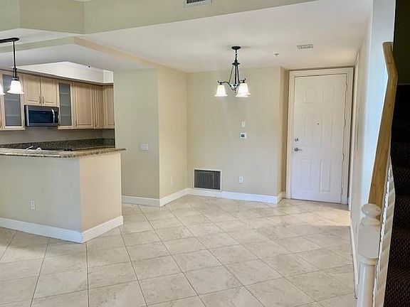 4th image of 2625 NE 14th Avenue #103