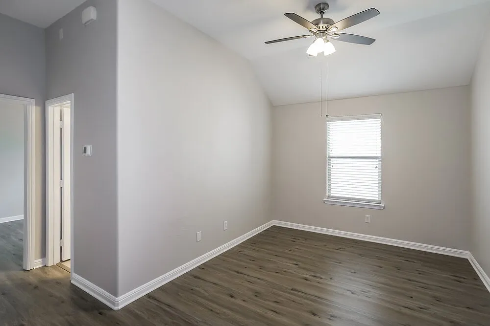 3 bed, 2.0 bath, 1741 sqft, $2,085 — Photo 3