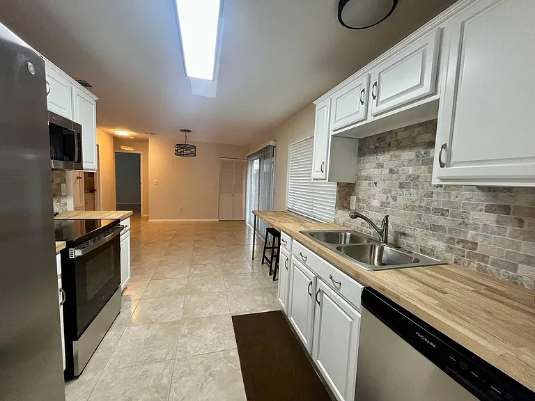 2030 SE Watercrest St — Photo 10