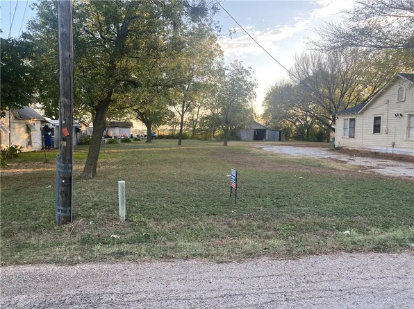 506 E Spruce St, West, TX 76691