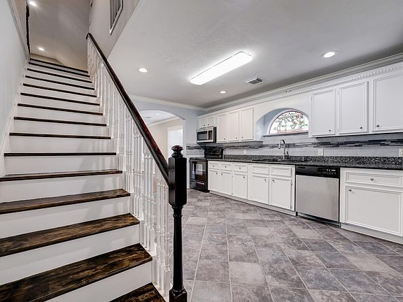 5th image of 411 Lindale St