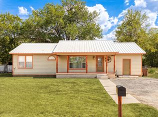 924 W Live Oak St, Lockhart, TX 78644