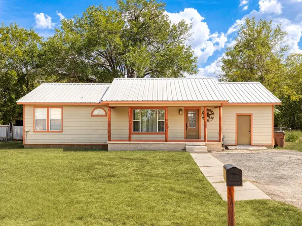 924 W Live Oak St, Lockhart, TX 78644