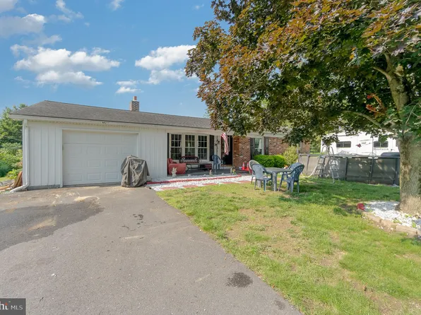 204 Oak Dr, Thompsontown, PA 17094