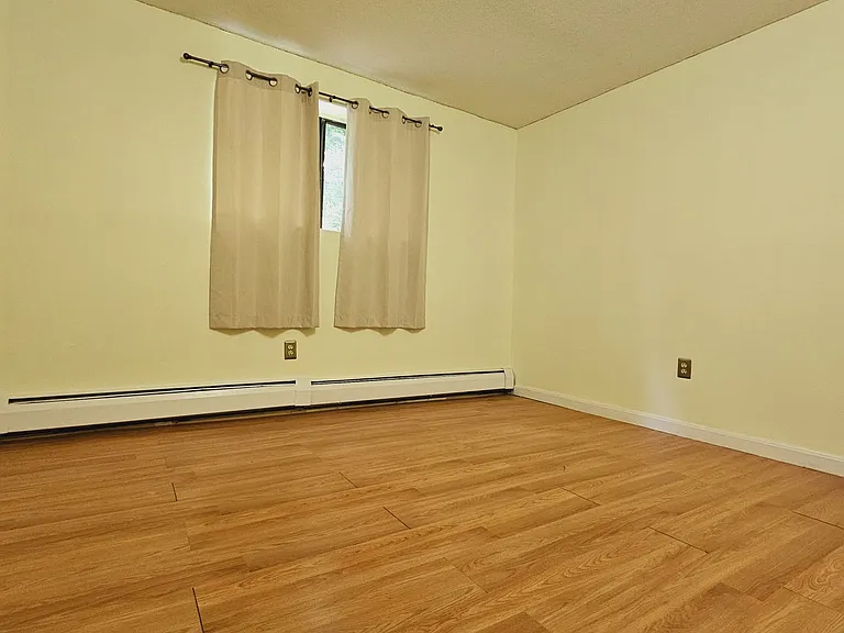 135 English Village Rd — Photo 8