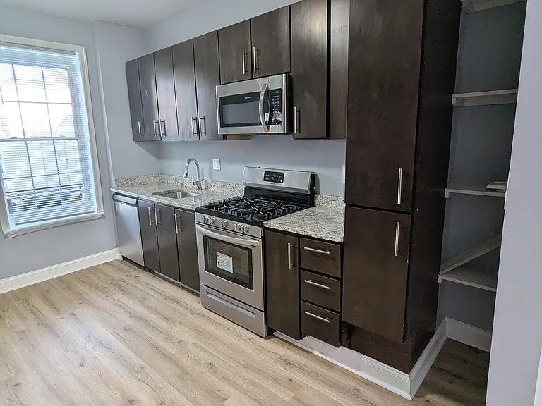 1726 Carswell St — Photo 12
