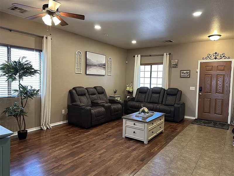 4 bed, 2.5 bath, 2397 sqft, $2,200 — Photo 3